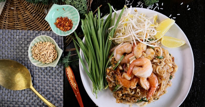 Pad thaï authentique aux crevettes et cacahuètes, la recette qui déchire