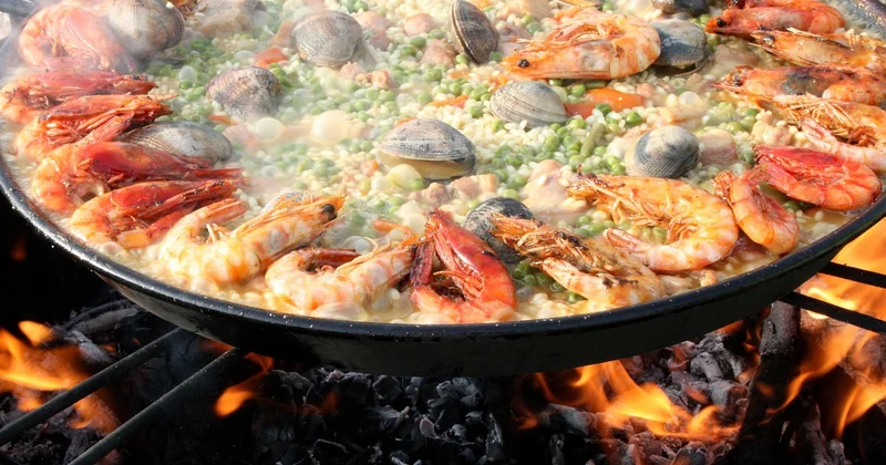 Paella valenciana ou marisco : la vraie différence (et le débat sur le chorizo)